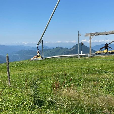 Le Fleuri Ensoleille De Guzet Apartment Ustou Bagian luar foto